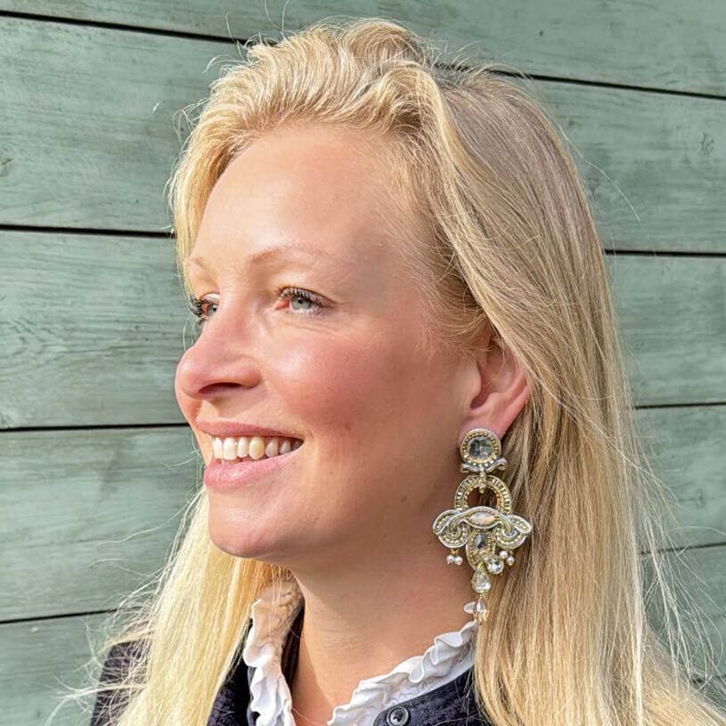 SchwesterSchwester Vorbestellbar - Geschwungene Soutache-Ohrstecker in Champagner Jubiläumsangebot