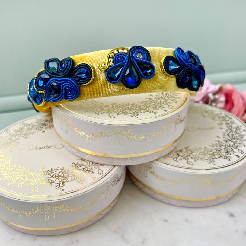 SchwesterSchwester Breiter Samt-Haarreif in Gelb mit Soutache-Applikationen in Dunkelblau Neueste Mode