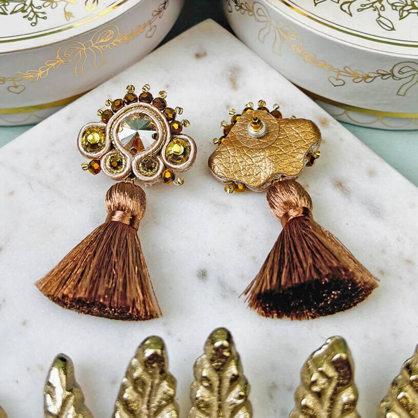 SchwesterSchwester Soutache-Ohrringe in Champagner und Gold mit brauner Quaste Online Outlet
