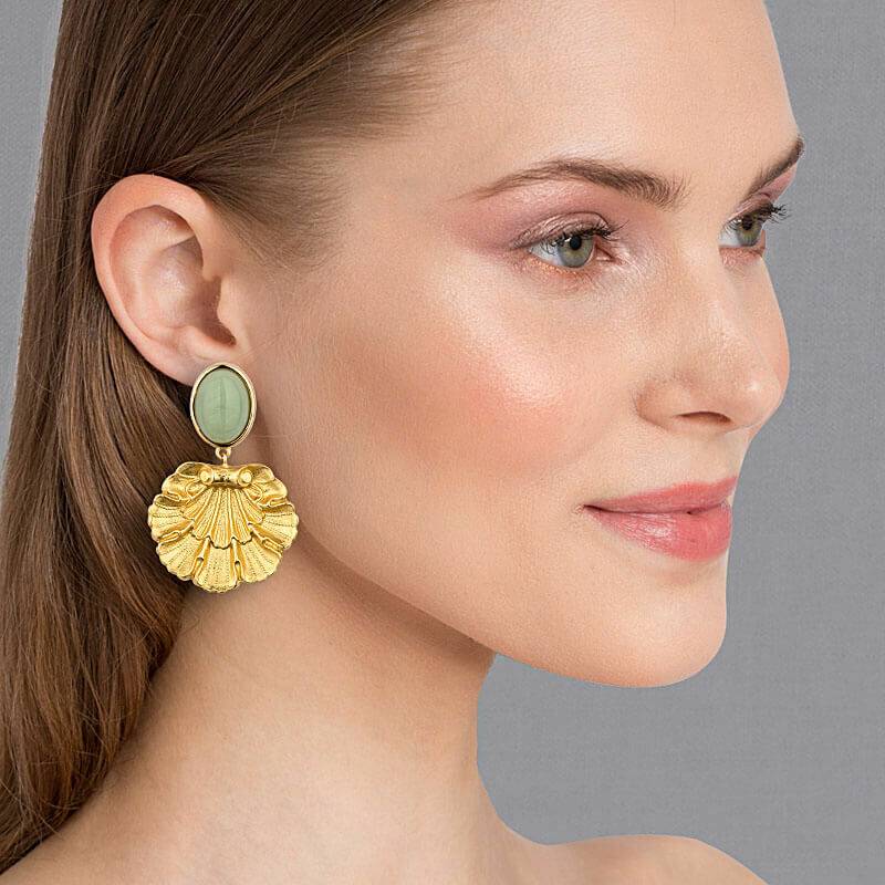 SchwesterSchwester Vergoldete Ohrstecker in Jadegrün mit vergoldetem Muschelornament von AmuseToi Zeitlich begrenztes Angebot