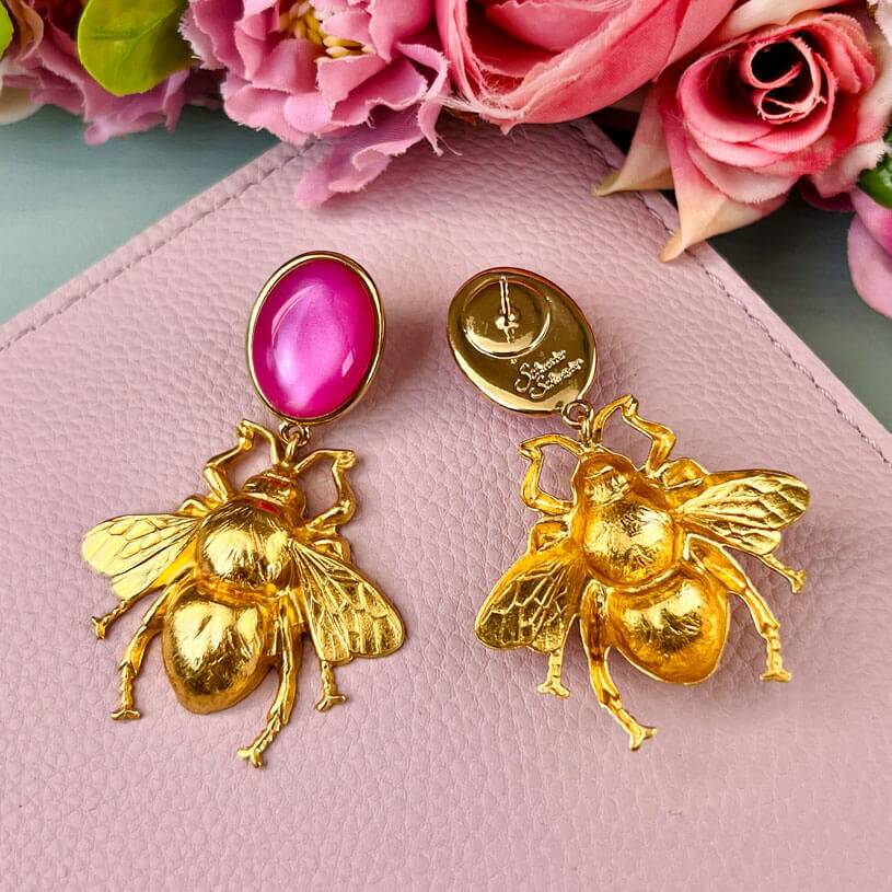 SchwesterSchwester Pinke Ohrstecker mit vergoldeter Hummel von AmuseToi Kauf eins, bekomm eins gratis