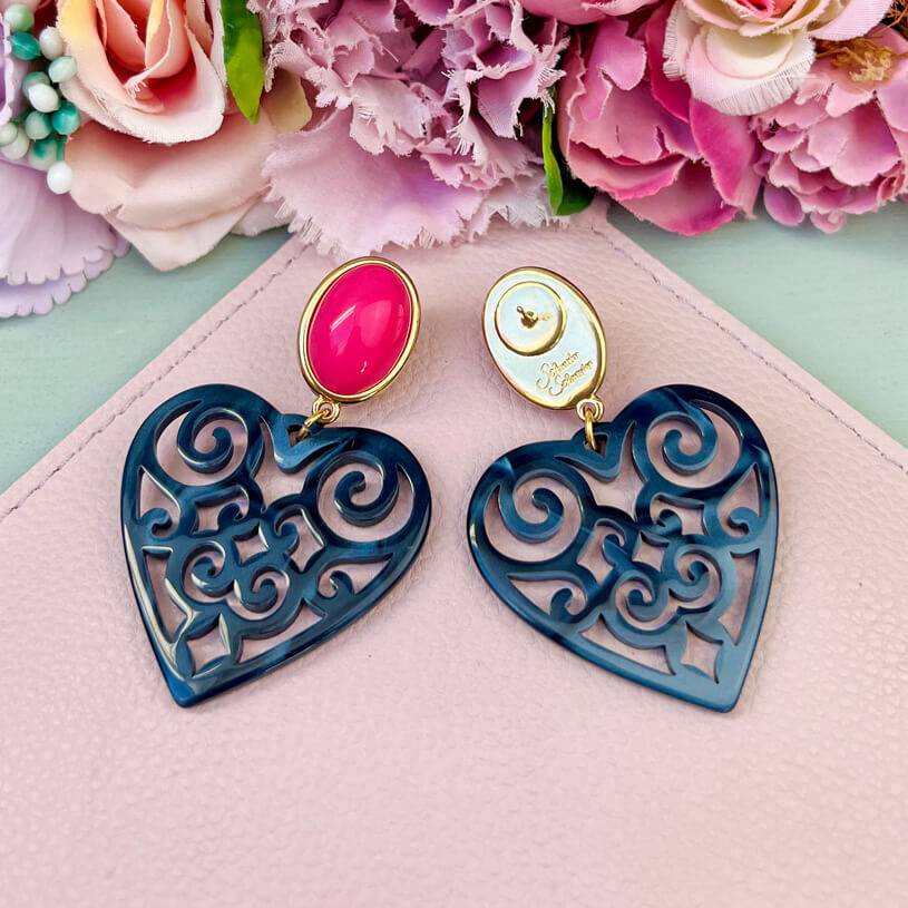 SchwesterSchwester Schöne Herz-Ohrringe mit pinken Ohrsteckern und Herz-Ornamenten in Dunkelblau von AmuseToi Super Sparpreis