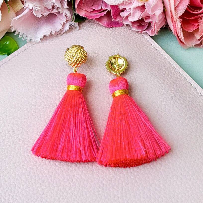 SchwesterSchwester Vergoldete Knoten-Ohrstecker mit neonpinker Quaste Letzte 3 Tage