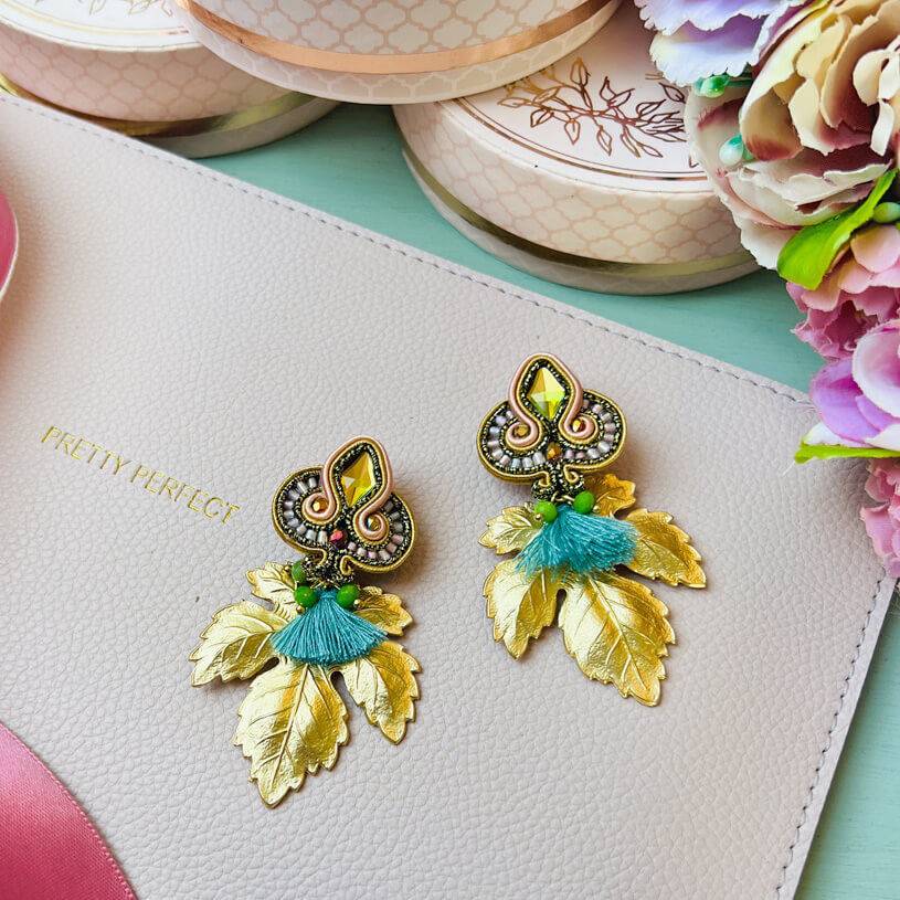 SchwesterSchwester Rosafarbene Soutache-Ohrstecker kleinen hellblauen Quasten und goldenen Blättern Zeitbegrenzte Promotion