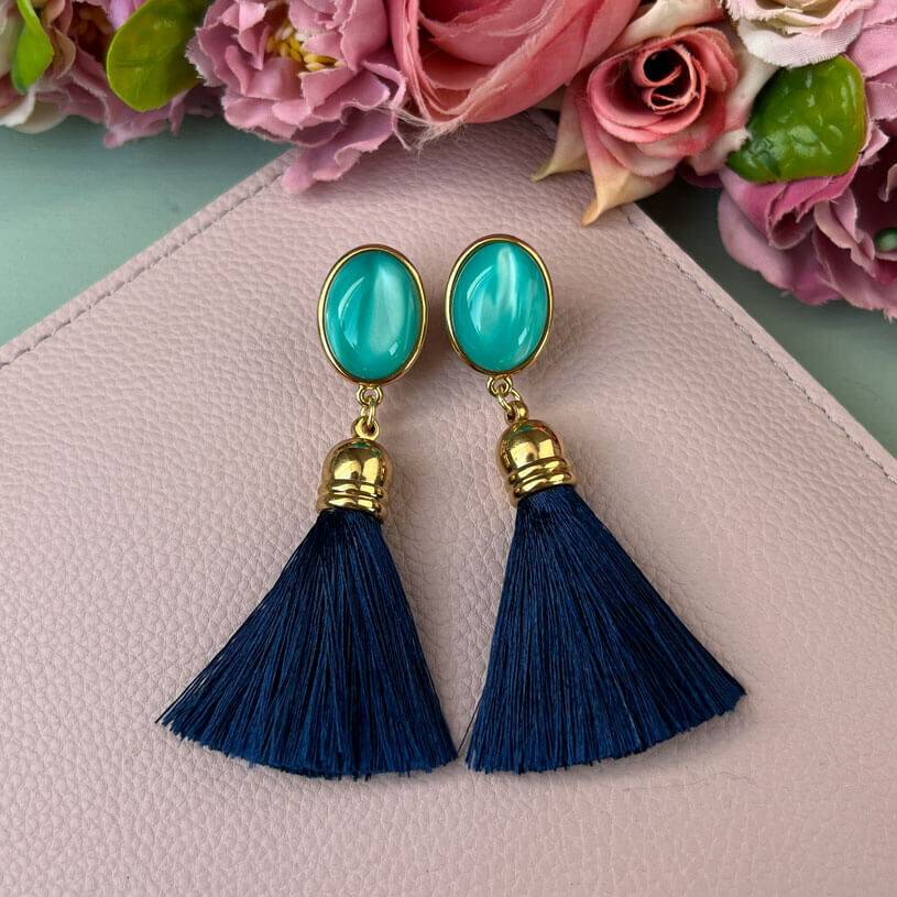 SchwesterSchwester Vergoldete Ohrstecker in Türkis mit Quaste in Marineblau von AmuseToi Speichern exportieren