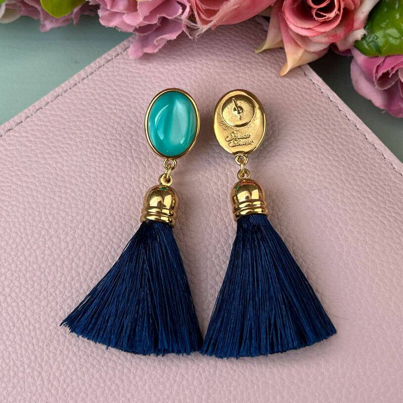 SchwesterSchwester Vergoldete Ohrstecker in Türkis mit Quaste in Marineblau von AmuseToi Speichern exportieren