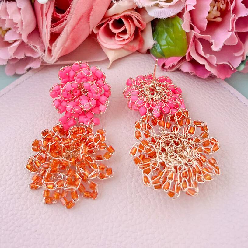 SchwesterSchwester Bunte Perlen-Ohrringe aus zwei Blüten in leuchtendem Pink und Orange Outlet