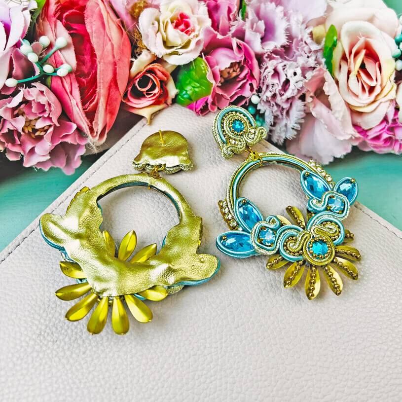 SchwesterSchwester Filigrane Soutache-Ohrringe in zarten Hellblautönen mit Gold Auslauf
