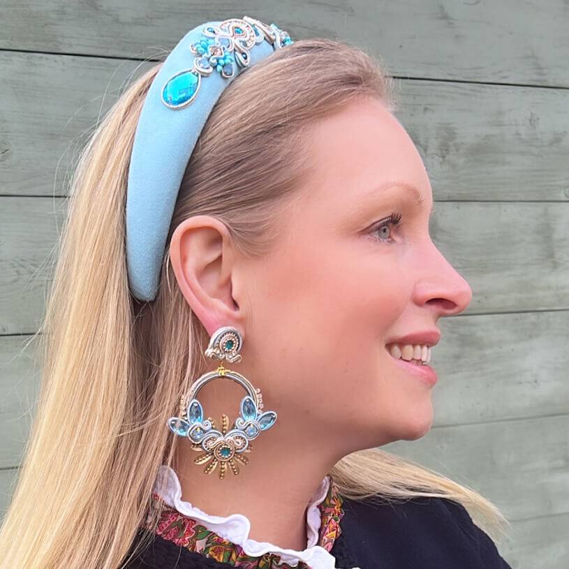SchwesterSchwester Filigrane Soutache-Ohrringe in zarten Hellblautönen mit Gold Auslauf