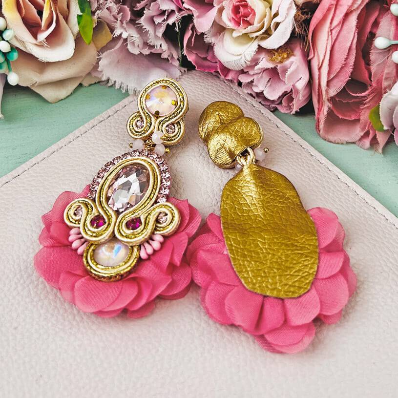 SchwesterSchwester Außergewöhnliche Soutache-Ohrringe in zarten Rosatönen Verkauf