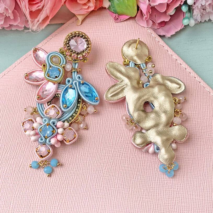 SchwesterSchwester Große Soutache-Ohrringe in Zartrosa und Zartblau Angebote