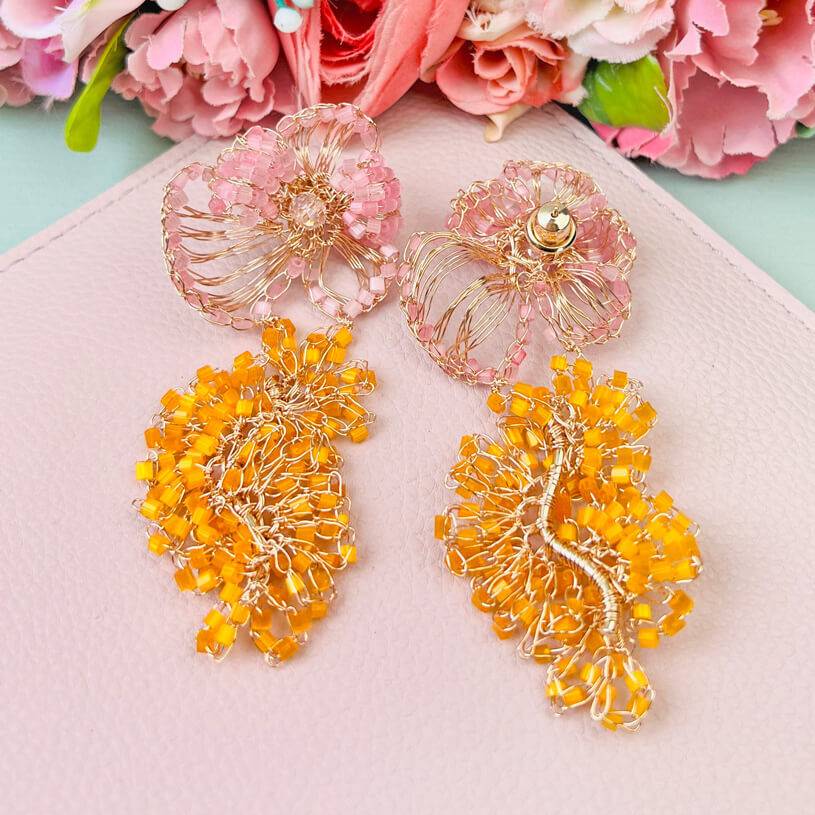 SchwesterSchwester Bunte florale Ohrringe aus Perlen in Pink und Orange Blitzverkäufe