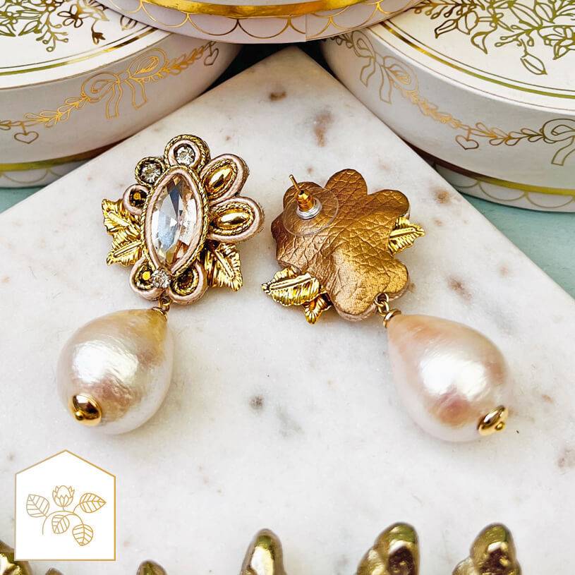 SchwesterSchwester Raffinierte Soutache-Ohrstecker in Gold und Champagner mit Baumwolltropfen Begrenztes Angebot