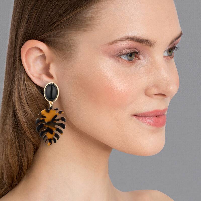 SchwesterSchwester Schwarze Ohrstecker mit schildpattfarbenem Monstera-Blatt von AmuseToi Saisonschlussverkauf