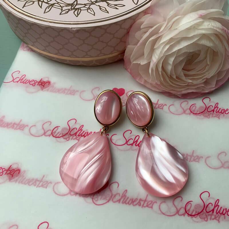 SchwesterSchwester Tropfen-Ohrringe in Rosa von AmuseToi Muttertagsangebot