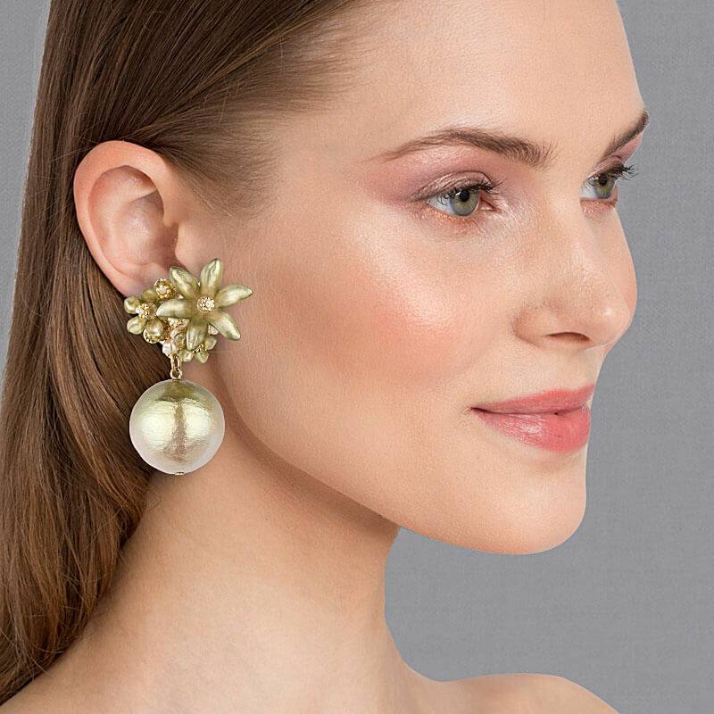 SchwesterSchwester Lindgrüne Blüten-Ohrstecker mit federleichter Baumwollkugel Zeitlich begrenztes Angebot