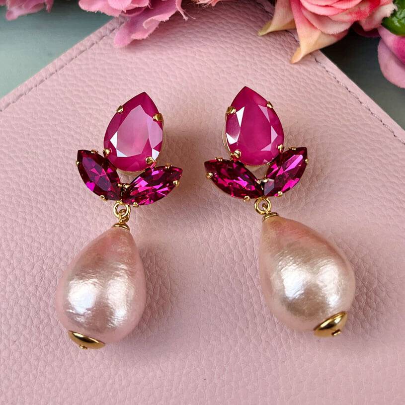 SchwesterSchwester Funkelnde Ohrstecker in Pink mit federleichten Baumwolltropfen von AmuseToi Exklusive Angebote