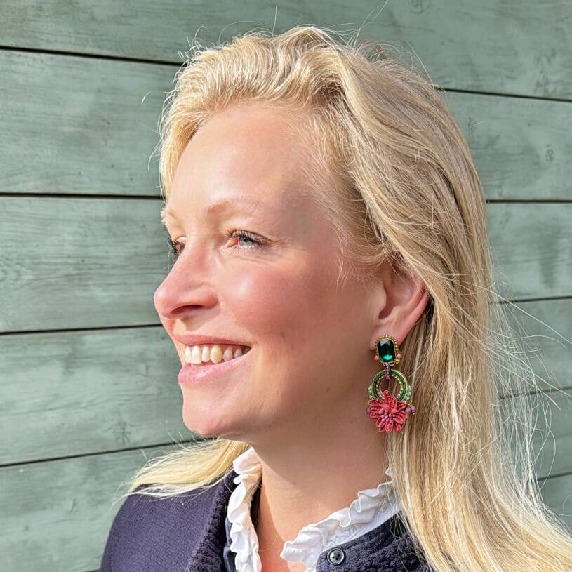 SchwesterSchwester Vorbestellbar - Raffinierte Blüten-Soutache-Ohrstecker in Grün und Rotpink Riesige Ersparnisse