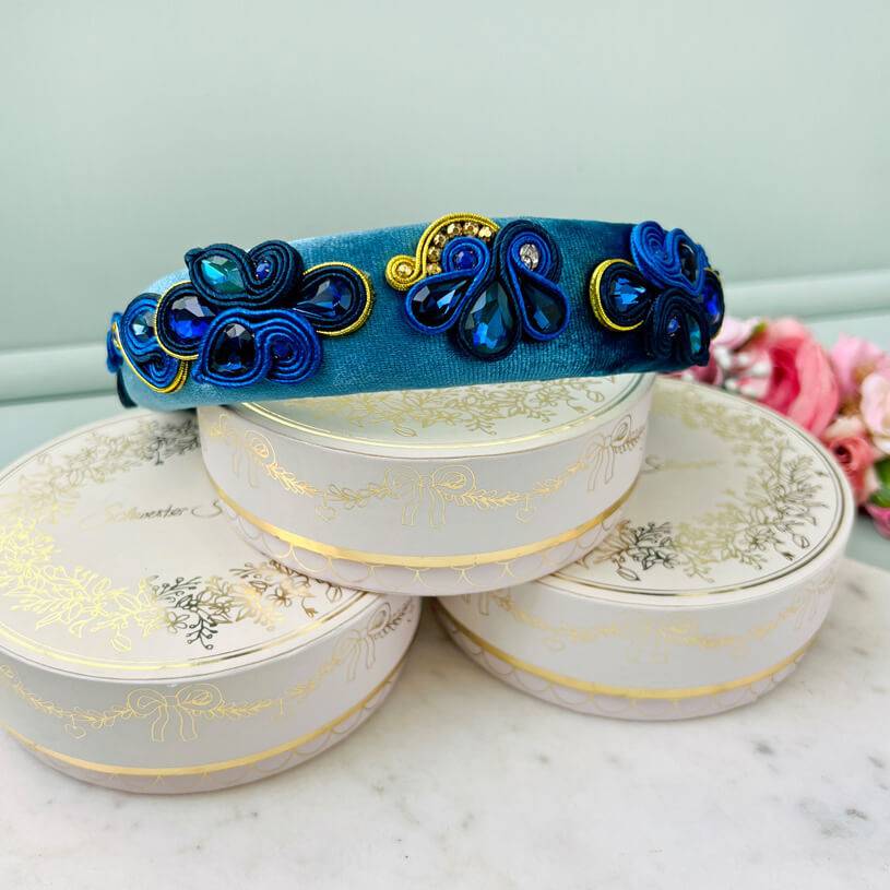 SchwesterSchwester Breiter Samt-Haarreif in Blau mit Soutache-Applikationen in Blau und Gold Tiefpreis