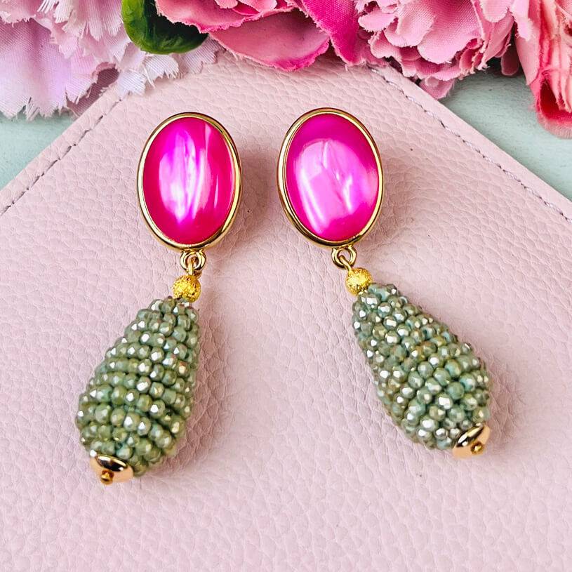 SchwesterSchwester Set aus pink-grünen Tropfen-Ohrringen und Satin-Haarreif in Hellgrün Neueste Stile
