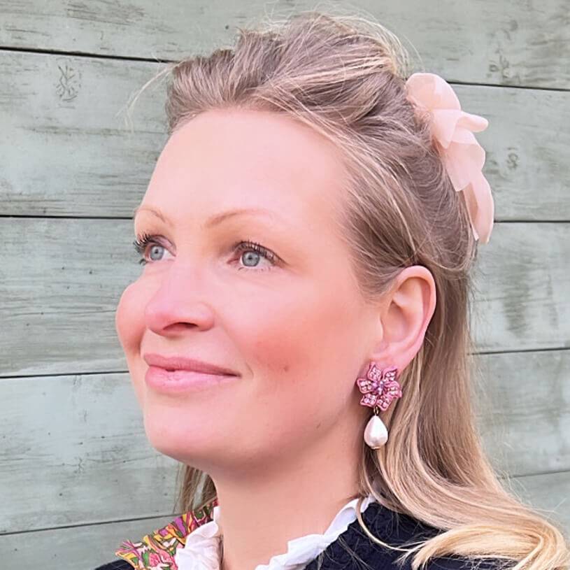 SchwesterSchwester Süße Blumen-Soutache-Ohrringe in Puderrosa mit kleinen Baumwolltropfen Letzter Tag
