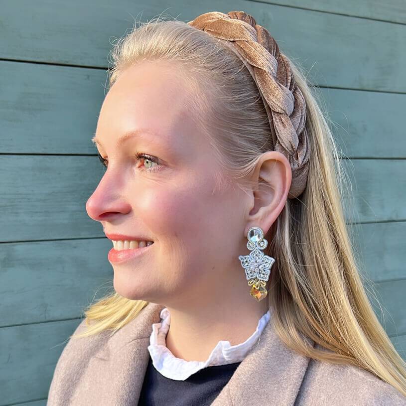 SchwesterSchwester Besondere Schneekristall-Soutache-Ohrringe in Weiß Bis zu 60% Rabatt