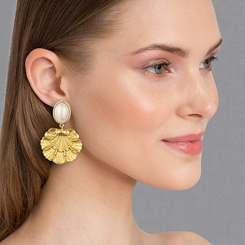SchwesterSchwester Vergoldete Ohrstecker in Perlmuttfarben mit goldenem Muschelornament von AmuseToi Sonderangebot der Fabrik