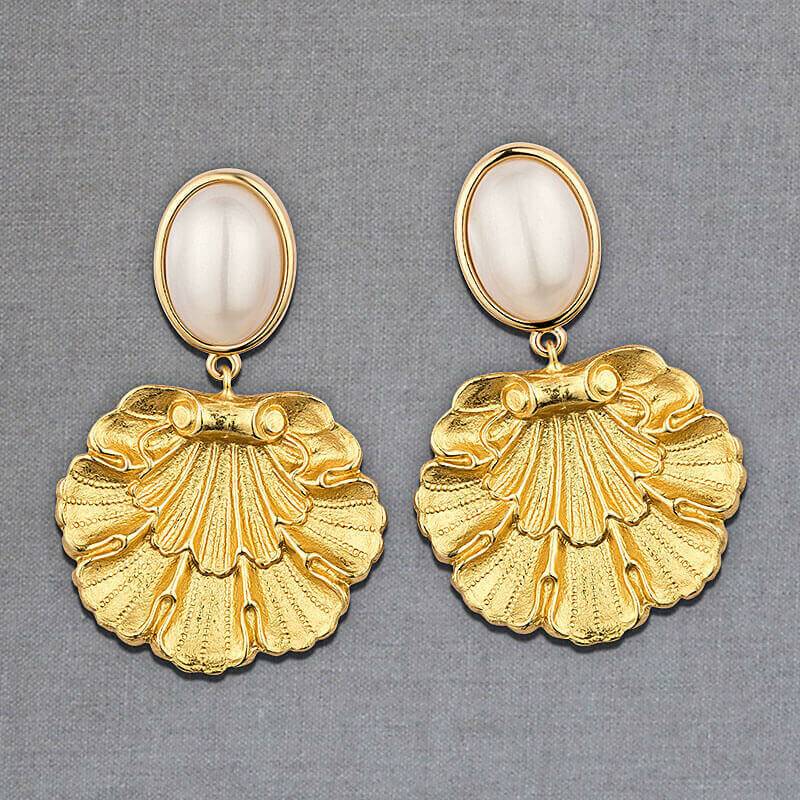 SchwesterSchwester Vergoldete Ohrstecker in Perlmuttfarben mit goldenem Muschelornament von AmuseToi Sonderangebot der Fabrik