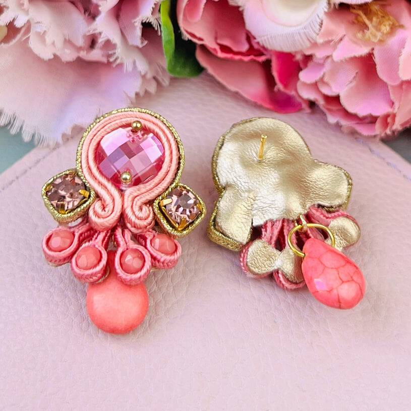 SchwesterSchwester Wunderschöne kleine Soutache Ohrstecker in Gold und Rosa 2025