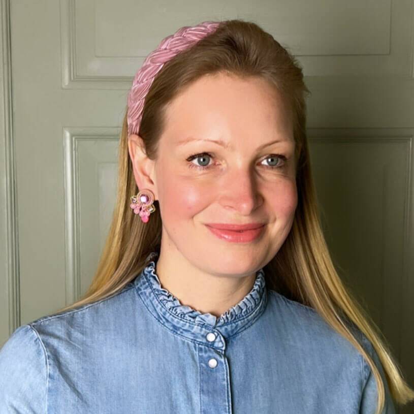 SchwesterSchwester Wunderschöne kleine Soutache Ohrstecker in Gold und Rosa 2025