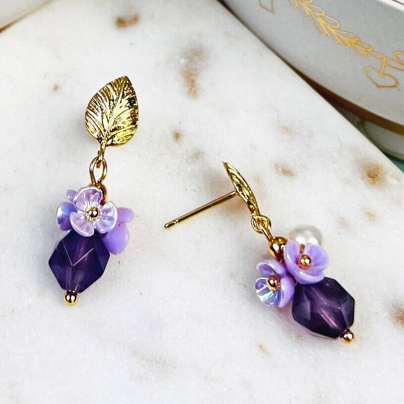 SchwesterSchwester Kleine vergoldete Ohrstecker in Blattform mit Blüten und Perle in Violett Auslauf