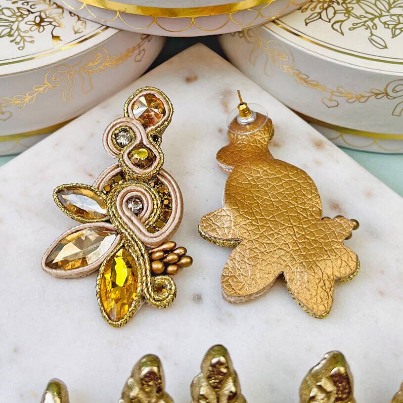 SchwesterSchwester Extravagante Soutache-Ohrstecker in Champagner und Gold Günstiger Verkauf