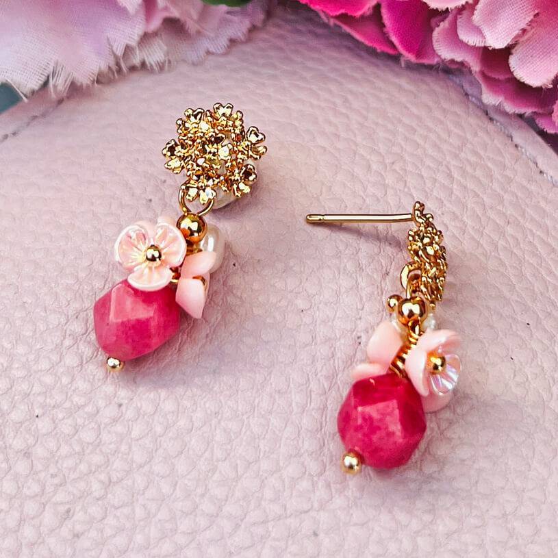 SchwesterSchwester Kleine vergoldete Ohrstecker mit Blüten und Perle in Rosa und Pink Sonderangebot