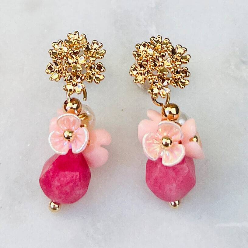 SchwesterSchwester Kleine vergoldete Ohrstecker mit Blüten und Perle in Rosa und Pink Sonderangebot