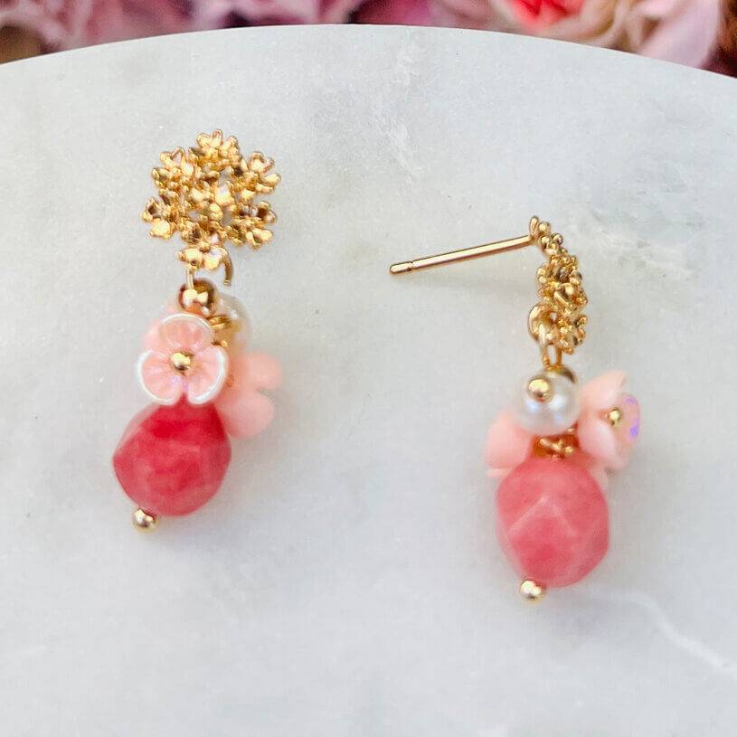SchwesterSchwester Kleine vergoldete Ohrstecker mit Blüten und Perle in Rosa und Pink Sonderangebot