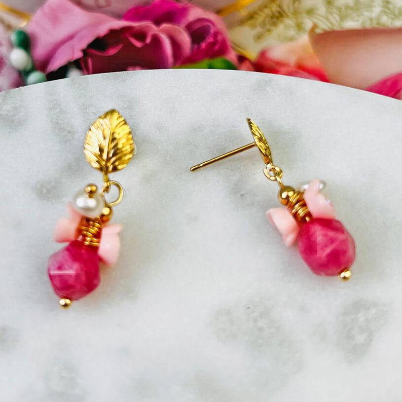 SchwesterSchwester Kleine vergoldete Ohrstecker in Blattform mit Blüten und Perle in Rosa und Pink Preisnachlass