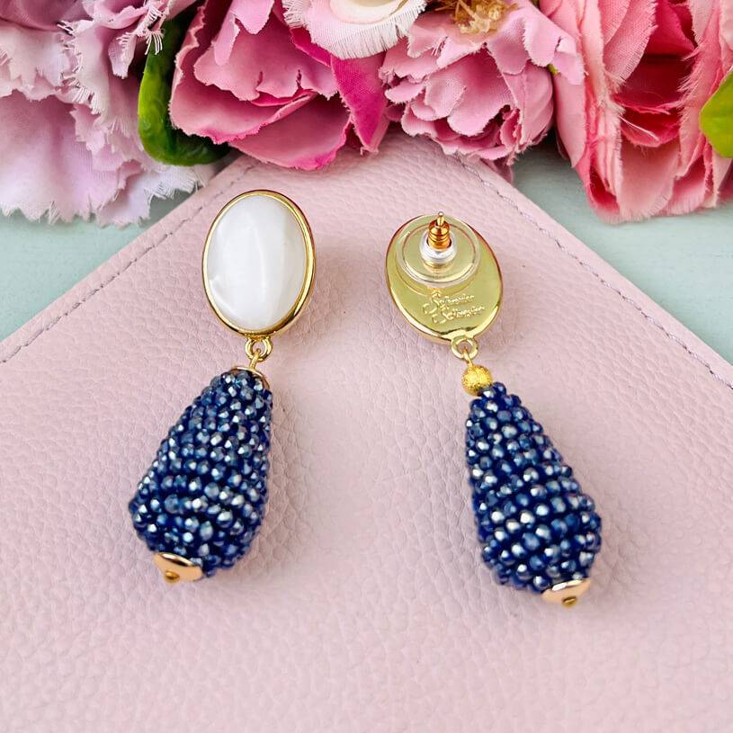 SchwesterSchwester Perlmuttfarbene Ohrringe mit glitzerndem dunkelblauen Tropfen von AmuseToi Top Angebot