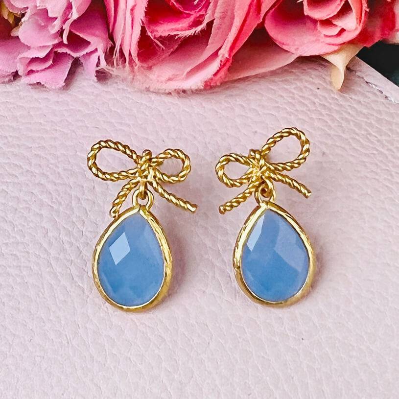 SchwesterSchwester Schleifchenstecker mit kleinem facettiertem Tropfen in Hellblau Zeitlich begrenztes Angebot