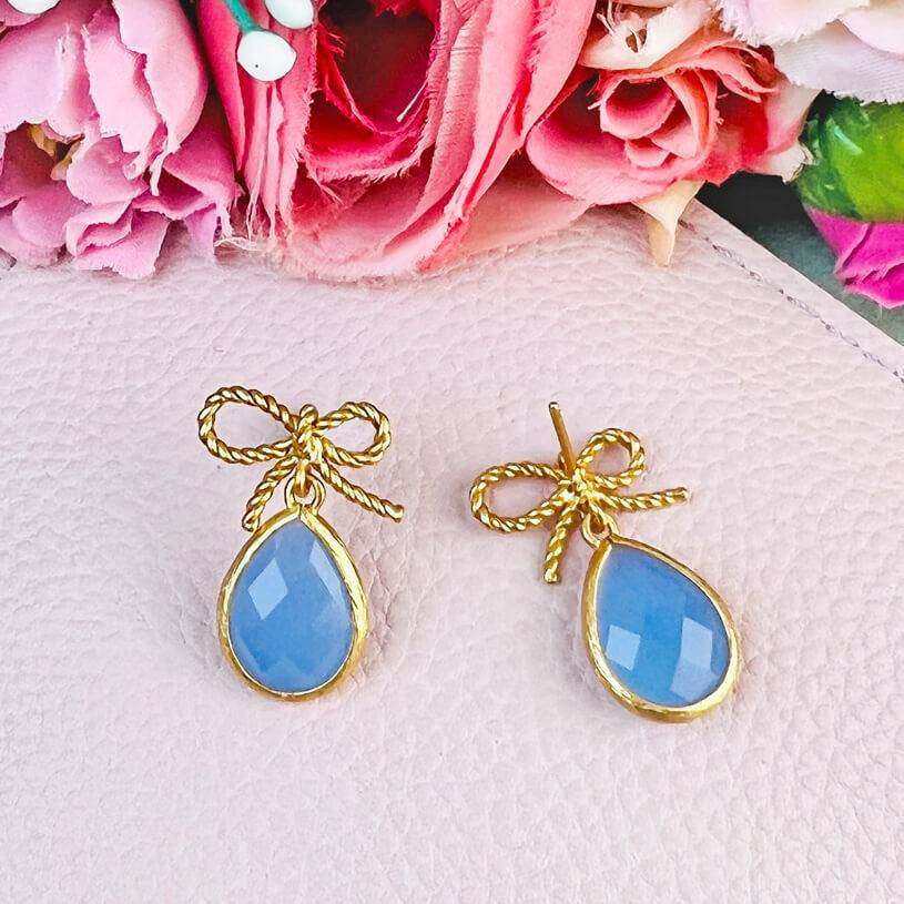 SchwesterSchwester Schleifchenstecker mit kleinem facettiertem Tropfen in Hellblau Zeitlich begrenztes Angebot