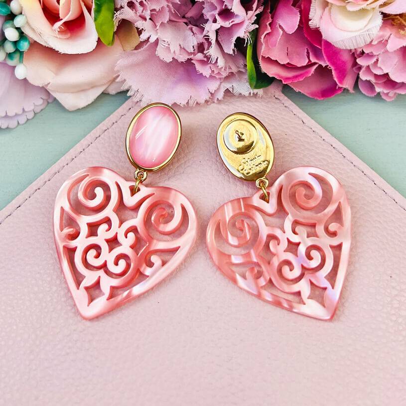SchwesterSchwester Schöne Ohrringe in schimmerndem Rosa mit Herz-Ornamenten von AmuseToi Große Rabatte