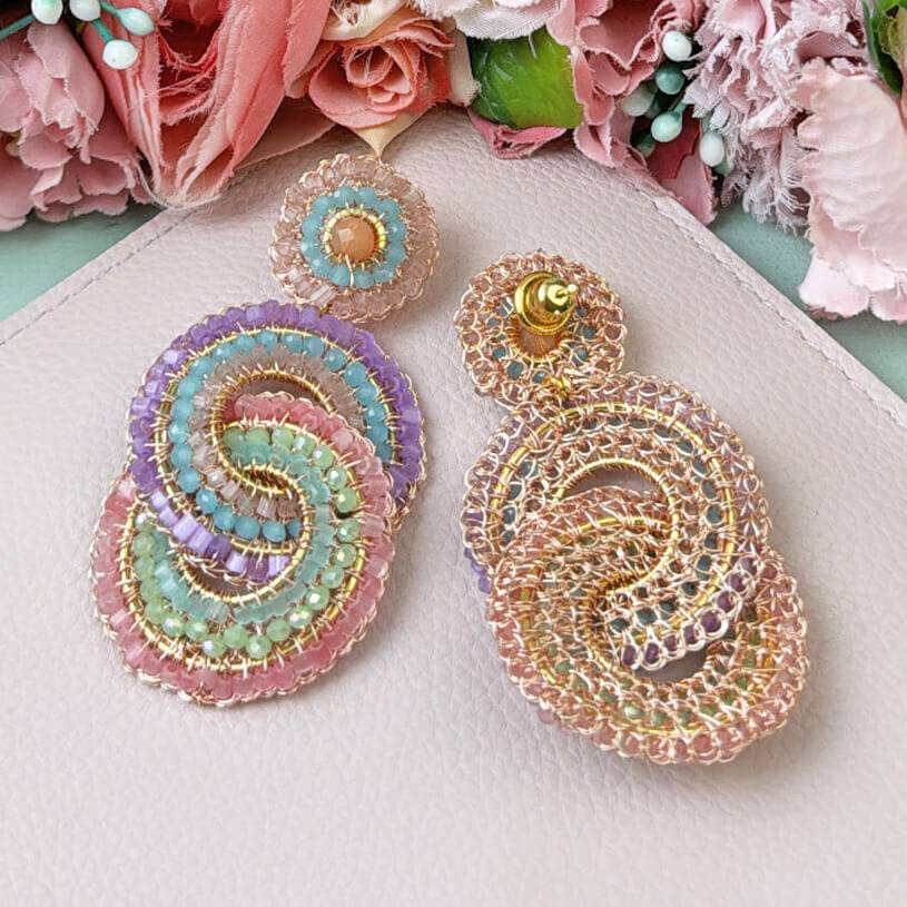 SchwesterSchwester Vergoldete Ohrstecker mit verschlungenen Ringen aus vielen pastellfarbenen Perlen Super Sparpreis