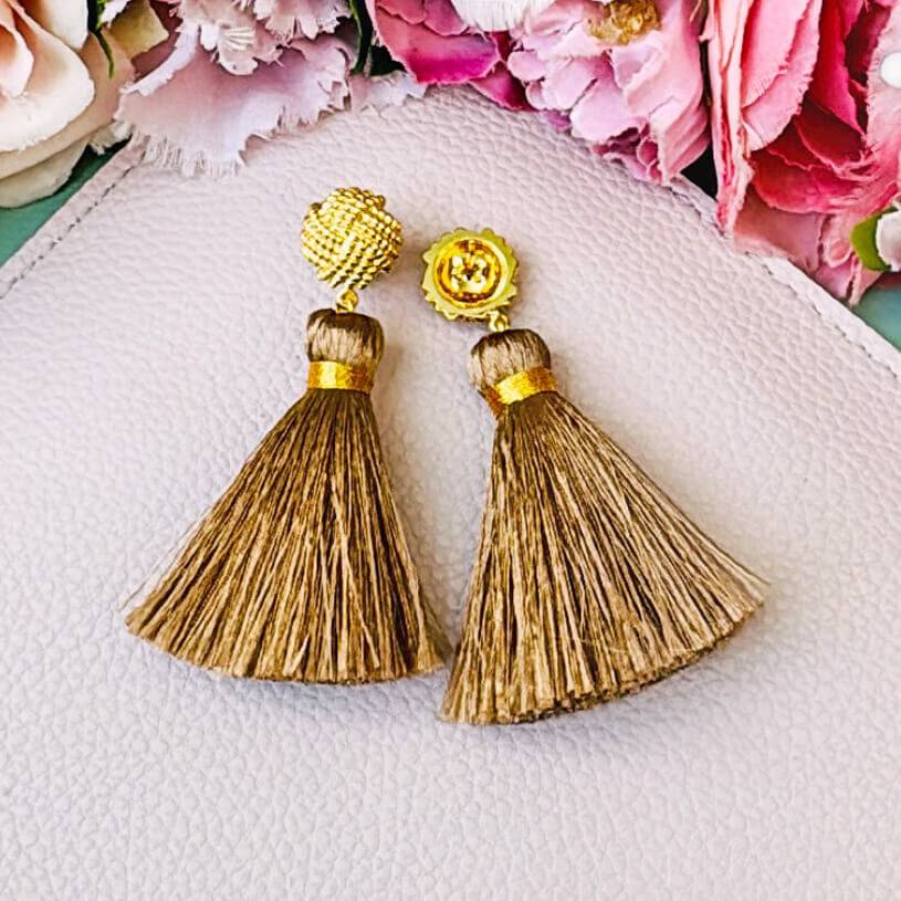 SchwesterSchwester Vergoldete Knoten-Ohrstecker mit hellbrauner Quaste Wochenangebot