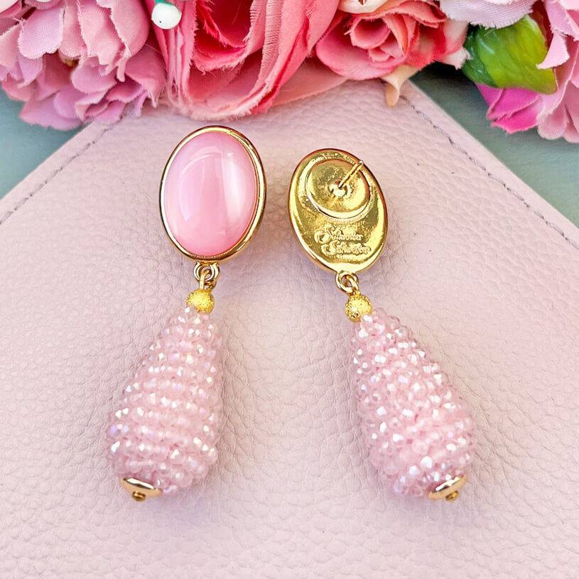 SchwesterSchwester Set aus rosafarbenen Tropfen-Ohrringen von AmuseToi und Satin-Haarreif in Rosa Nur für heute