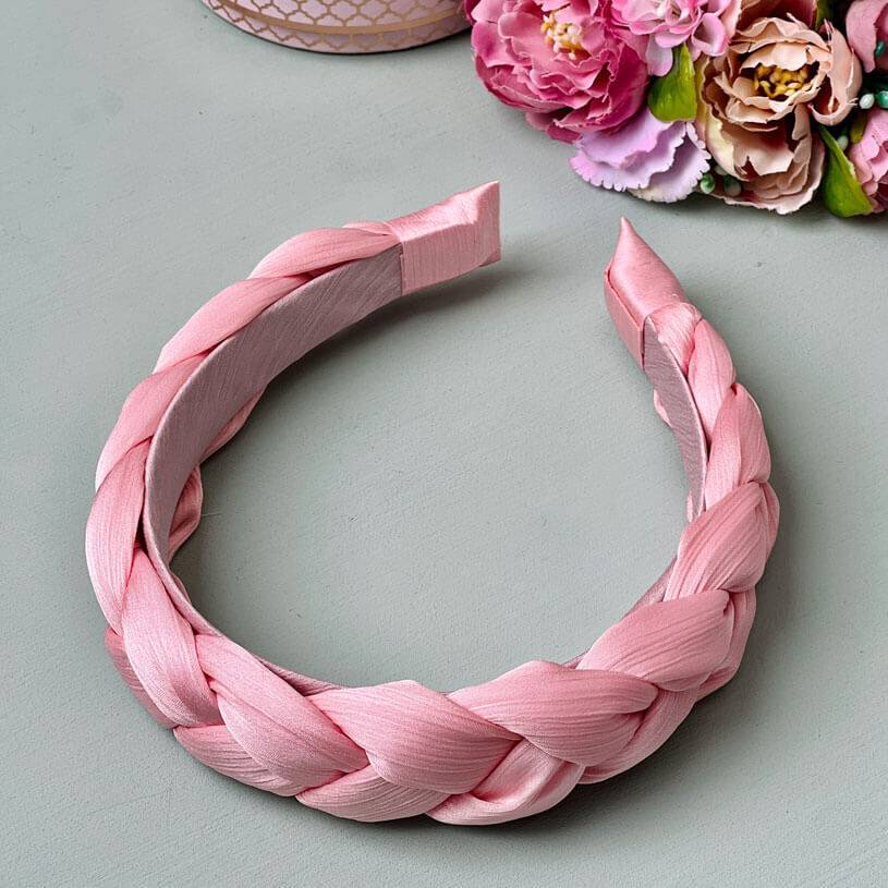SchwesterSchwester Set aus rosafarbenen Tropfen-Ohrringen von AmuseToi und Satin-Haarreif in Rosa Nur für heute
