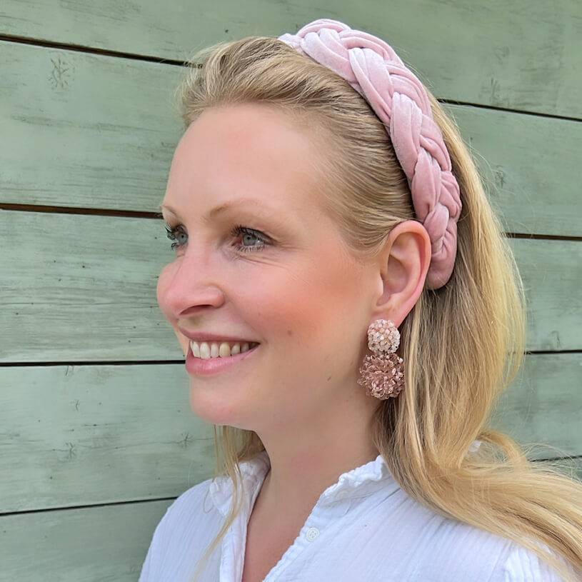 SchwesterSchwester Designer Perlen-Ohrringe aus zwei Blüten in Weiß und Nude 50% Rabatt mit kostenlosem Versand