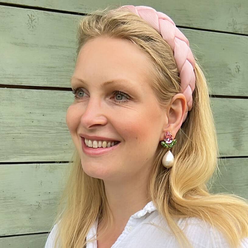 SchwesterSchwester Funkelnde Ohrstecker in Rosa und Grün mit federleichten Baumwolltropfen Fabrikladen