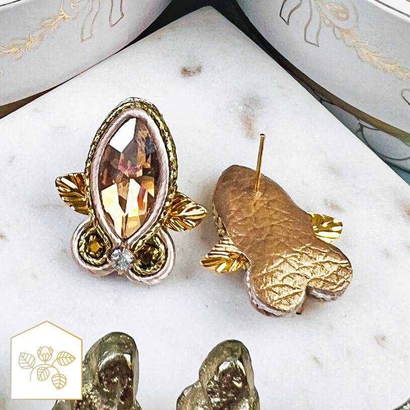 SchwesterSchwester Kleine Soutache-Ohrstecker in Gold und Champagner Im Verkauf