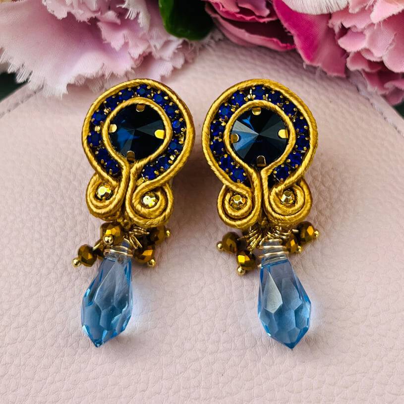 SchwesterSchwester Hübsche Soutache-Ohrstecker mit blauen Kristallen und Tropfen 2025